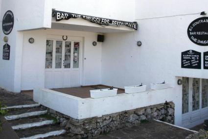 El acusado regenta un bar en Binibeca Vell denominado "The Smugglers" (El Contrabandista)