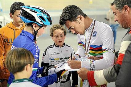 Palma rinde homenaje a los ciclistas David Muntaner y Albert Torres