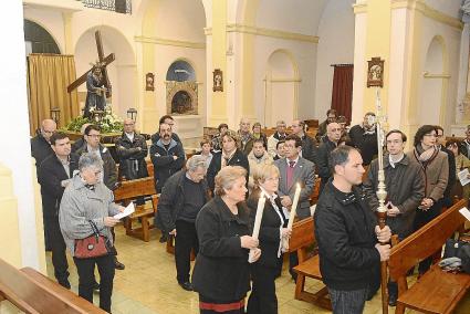 El Via Crucis se celebró ayer por la tarde en la iglesia de Es Castell