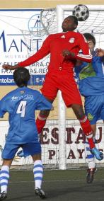 Rango internacional. Un jugador del Liverpool sub 16 trata de cazar un balón con la testa durante la Mecup de 2010; el torneo conserva su vitola universal