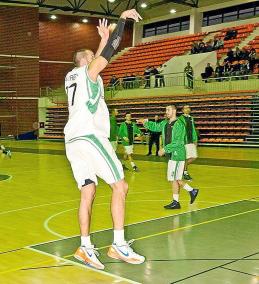 El jugador de Sant Lluís ha adquirido esta temporada un rol mucho más ofensivo del que estaba acostumbrado. En la imagen, calentando.