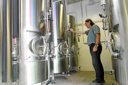 El responsable de la fábrica de Sant Climent, Vicent Vila, supervisando el proceso de elaboración de la cerveza, cuya producción pretende que alcance a lo largo de este año los 80.000 litros, el doble que en 2013.