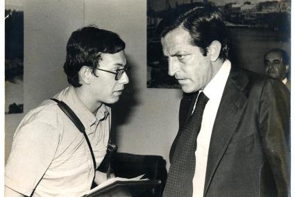 Josep Pons Fraga, editor del diario MENORCA, conversa con Adolfo Suárez a la 1 de la madrugada del 8 de agosto de 1978 en el aer