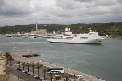 El ferry "Levante", esta mañana en el puerto de Maó