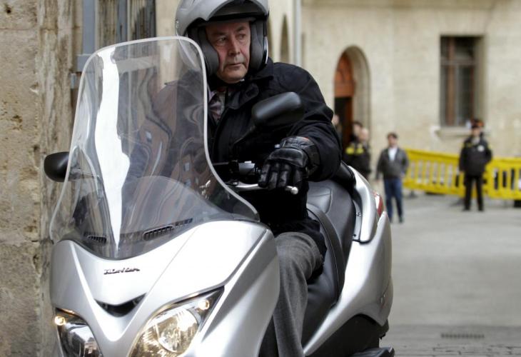 PALMA - EL JUEZ JOSE CASTRO LLEGANDO EN MOTO AL JUZGADO DE PALMA.