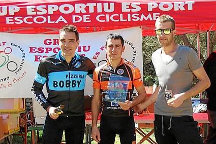 El flamante campeón de Menorca de BTT 2014, Òscar Mogollón, flanqueado por Marc Coll (derecha) y Pere Allès (izquierda), segundo y tercero respectivamente