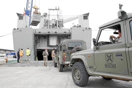 Embarco. El buque militar «Camino Español» zarpó el martes del muelle Turia del puerto de Valencia cargado con los camiones, las máquinas de carga, los contenedores y todoterrenos que van a participar del 2 al 16 de mayo en la expedición Trident Jaguar 14 en Menorca.