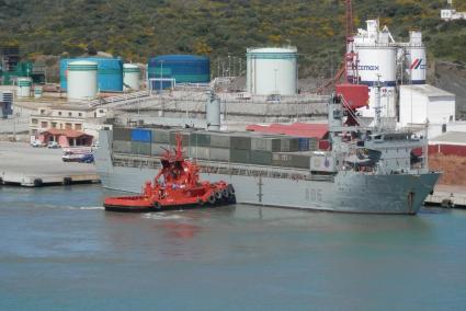 Uno de los remolcadores del puerto de Maó ha ayudado a 'El camino español' a atracar.