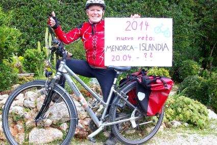 Ingrid, con su bicicleta híbrida «normal», sabe la fecha de la partida, no así la de su regreso a Menorca.