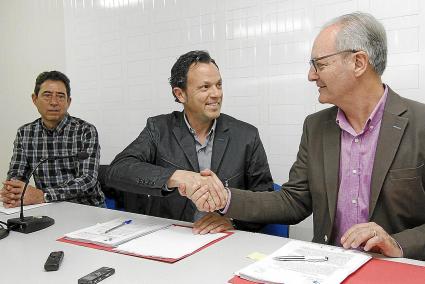 El conseller de Deportes, Juanjo Pons, en la firma del convenio junto a Biel Pons y Elías Utset