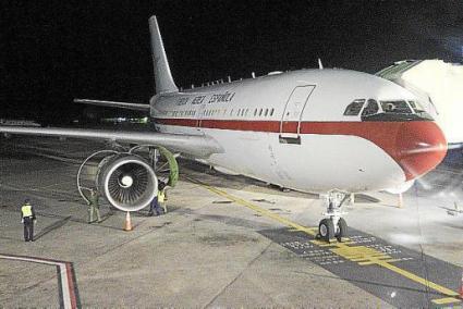 Los operarios, trabajando en el Airbus en el que viajaba la Reina en marzo de este año y que también se averió.