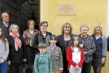 Los familiares asistieron a la ceremonia de homenaje organizada por el Ayuntamiento para recordar la figura de su antepasado.