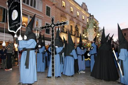 La processó sortí de la Catedral, després de que el bisbe presidís la Missa del Divendres Sant, acompanyat per la comunitat cristiana