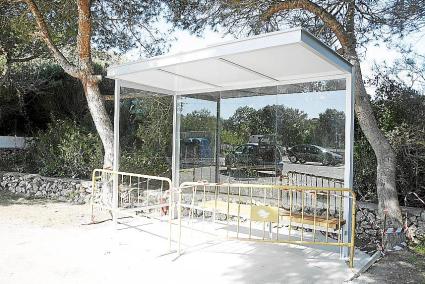 menorca mao es grau nueva marquesina para espera autobus de linea