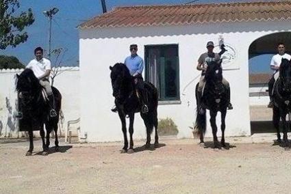 La Junta de Caixers, delante de las instalaciones de Binisebani.