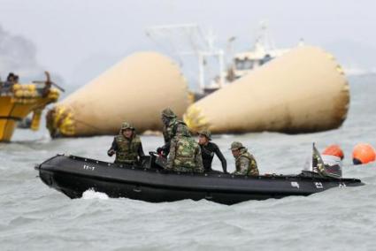 Miembros de los servicios de rescate continúan trabajando en los alrededores del lugar donde naufragó el buque surcoreano Sewol en Jeolla (Corea del Sur).