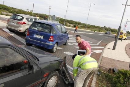 Dos vehículos han impactado cerca del paso de peatones, provocando una herida.