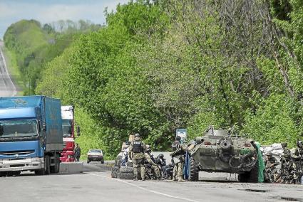 Un grupo de soldados ucranianos vigilan un puesto de control establecido en la ciudad de Slaviansk.