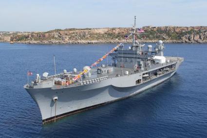 El buque USS Mount Whitney, anclado en la bocana del puerto de Maó.