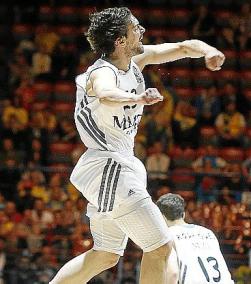 El base del Real Madrid Sergio Llull celebra la victoria sobre el FC Barcelona