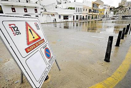 CIUTADELLA . PUERTOS. EL PUERTO DE CIUTADELLA CIERRA 13 HORAS POR UNA RISSAGA DE 35 CENTIMETROS.