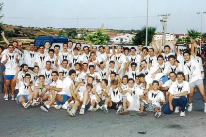 Foto del grup que el 1992 va participar a la desfilada amb un tren «AVEriado»