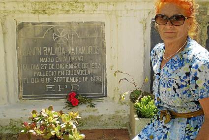 Dolores Bernal, junto a la lápida a nombre del padre de Balada donde descansan sus restos en Ciutadella.