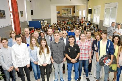 Los jóvenes participantes en el debate, en primer plano, junto a miembros de la organización e invitados en el salón de actos de Calós, que se llenó por completo.