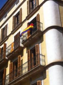 MÉS per Palma ha colgado la bandera republicana en uno de los balcones de sus despachos en Cort.