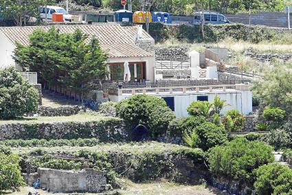 magen de la vivienda del alcalde con la terraza y la piscina donde se han cometido las obras ilegales. Abajo el decreto que da p