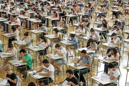 Imagen de los estudiantes realizando las pruebas académicas