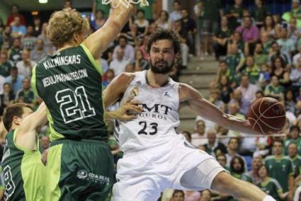 Llull, que acabó con 22 puntos, en una imagen del partido intentando pasar un balón ante la oposición de Kulminskas.