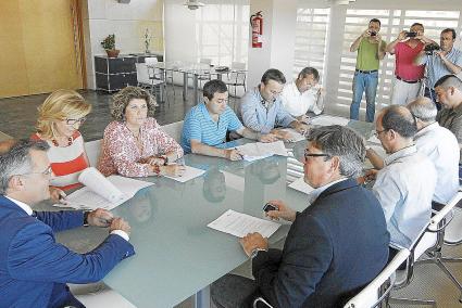 Representantes de los ocho ayuntamientos firmaron ayer el convenio con el Consell.