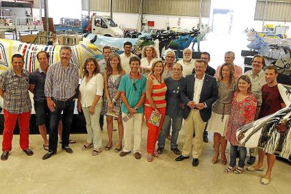 Els artistes participants, amb la batlessa d'Alaior i el president del Consell.