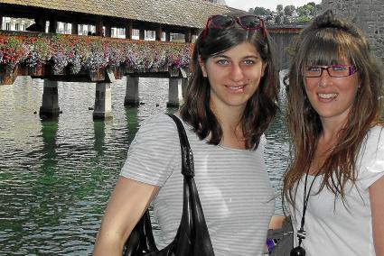 Yurena (derecha) y una amiga en la ciudad a orillas del lago de los Cuatro Cantones