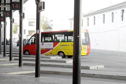 Un bus de refuerzo intentará compensar el exceso de retrasos en la línea L-15 de Maó.