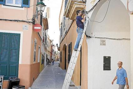 Sonorització de Cas Baró i pantalla al Bastió de sa Font. Operaris s'afanyaven ahir per deixar enllestida la sonorització de Cas Baró perquè el primer toc es pugui sentir arreu del carrer Santa Clara.