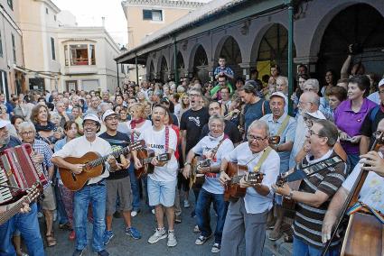 Una gernació s'afegí a la bulla dels Fru-frús, que van sortir des de la Plaça des Peix en un ambient plenament festiu.