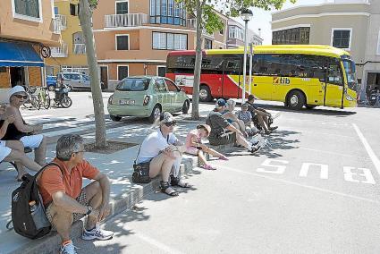 Pasajeros, ayer, esperando en el suelo en la parada de La Pau