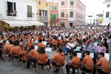 La plaça de la Constitució des Mercadal quedà ahir fosquet petita en l’acte que obre les festes de Sant Martí