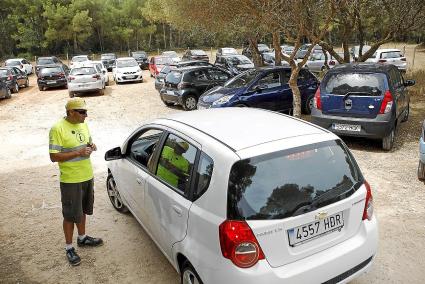 El tiempo no invitó ayer a ir a la playa y, a diferencia de lo que es habitual, no se colgó el cartel de completo en el aparcamiento de esta playa hasta las 11 de la mañana.