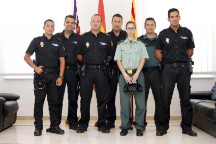 Los cinco policías y los dos guardias civiles, en el acto celebrado en la Dirección Insular.