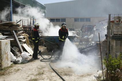 Los bomberos han utilizado poco más de 2,5 toneladas de agua para controlar las llamas