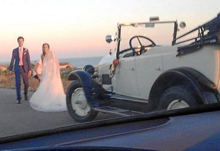 Los novios se desplazaron por Maó en un coche clásico descapotable