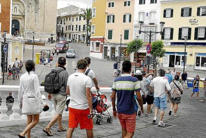 La previsión meteorológica invitó a muchos turistas a pasearse por las calles de Maó y Ciutadella.