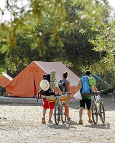 Turismo joven. Un grupo se dirige a una de las tiendas del campamento de Biniparratx, una de las instalaciones dependiente del I