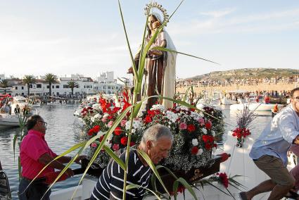 r. Multitud de barques acompanyaren la Verge del Carme fins la bocana de la badia.