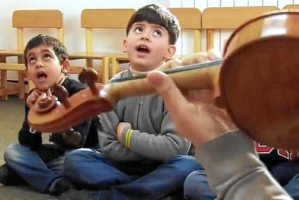 Fotograma del documental, en el que se ve la reacción de unos niños palestinos al escuchar música.