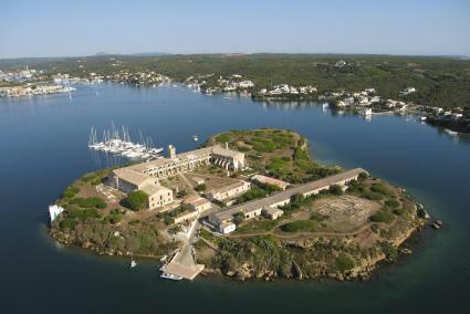 MAHON. PATRIMONIO. ISLA DEL REY. ILLA DEL REI SITUADA EN EL CENTRO DEL PUERTO DE MAHON.