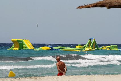 Menorca Alaior playa de Son Baou parque hinchable en el mar castillo